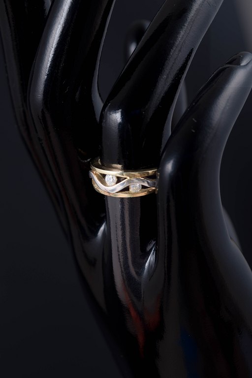 8 karat guldring med tre hvide sten. Dansk guldsmed.