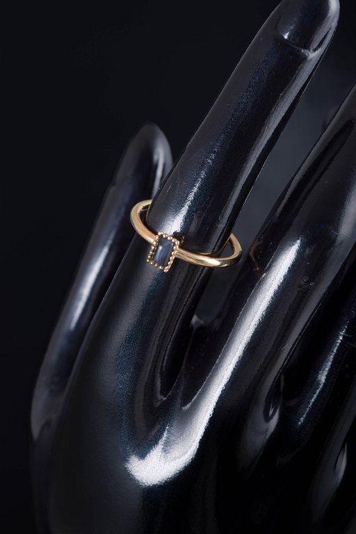 8 karat guldring med blå sten.