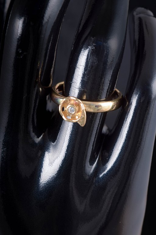 8 karat guldring med hvid sten.