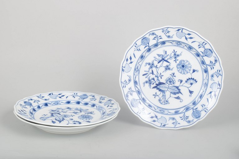 Meissen, sæt med tre middagstallerkener med løgmønster.